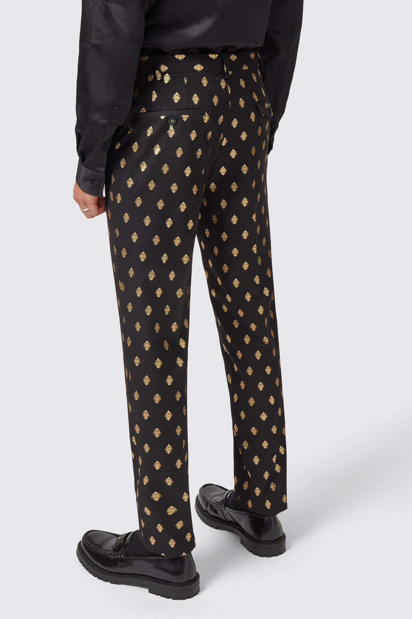 puccini-slim-fit-black-and-gold-suit