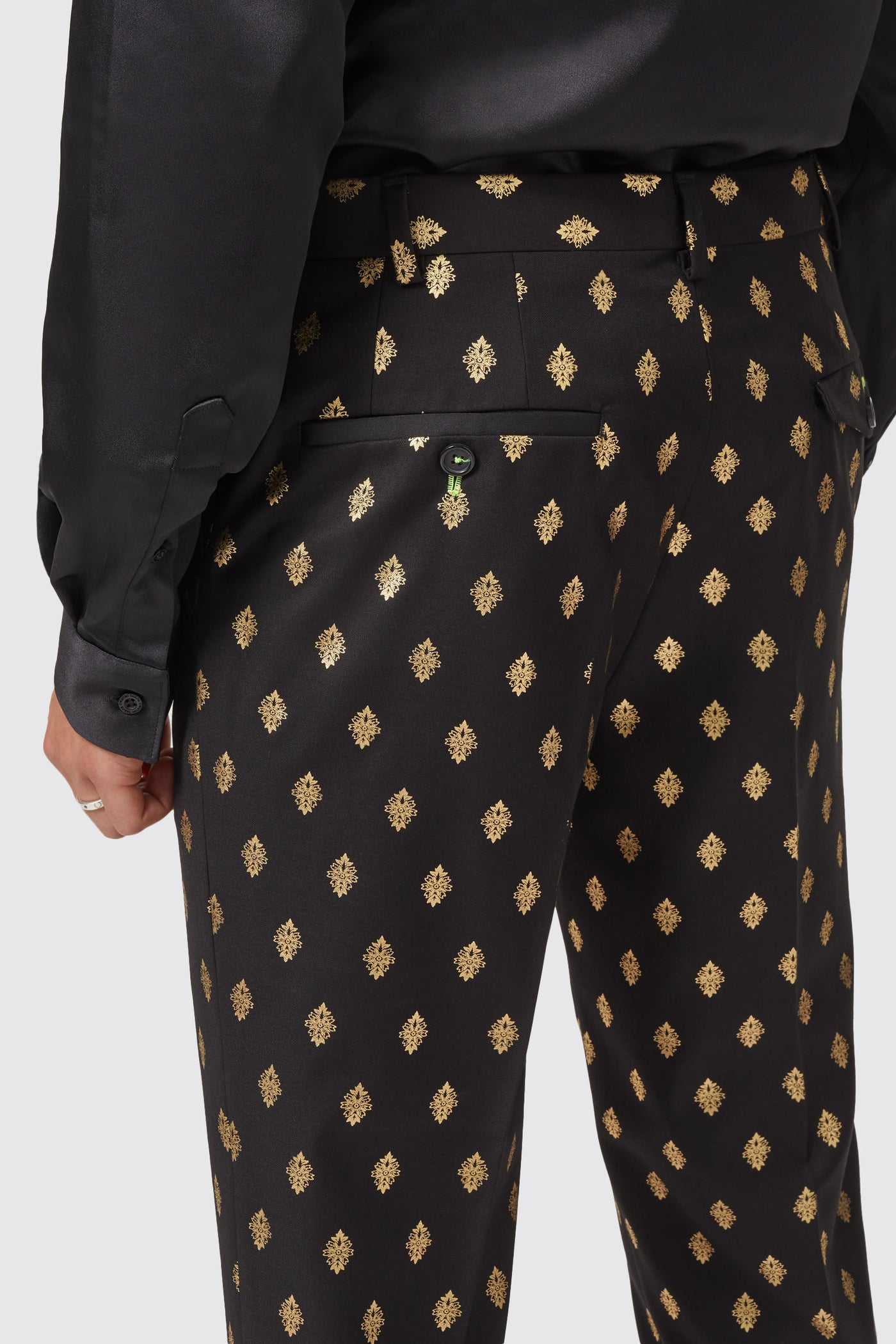 puccini-slim-fit-black-and-gold-suit